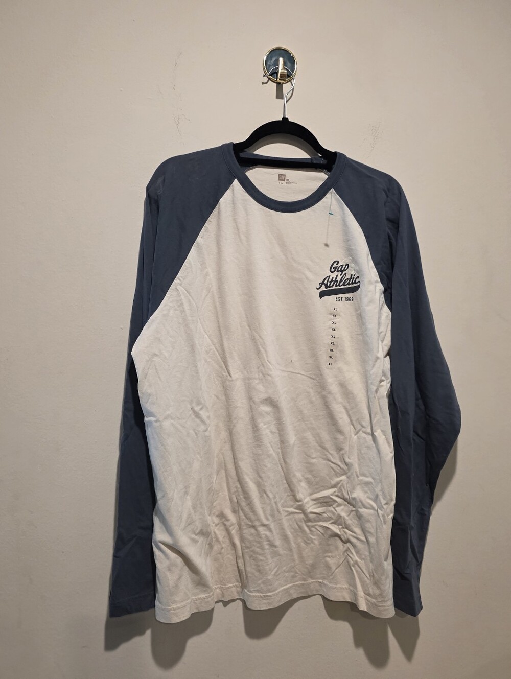 Gap Athletic Men's Long-Sleeve Raglan Shirt in White and Blue